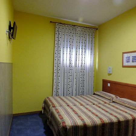 Hostal Los Claveles Torrejón de Ardoz Extérieur photo