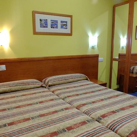 Hostal Los Claveles Torrejón de Ardoz Extérieur photo