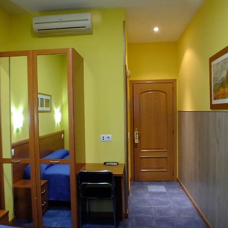 Hostal Los Claveles Torrejón de Ardoz Extérieur photo