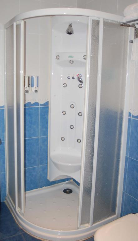 Hostal Los Claveles Torrejón de Ardoz Extérieur photo
