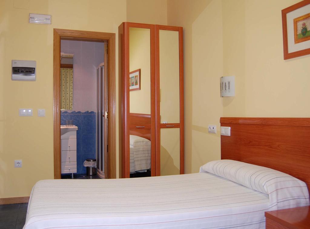 Hostal Los Claveles Torrejón de Ardoz Extérieur photo