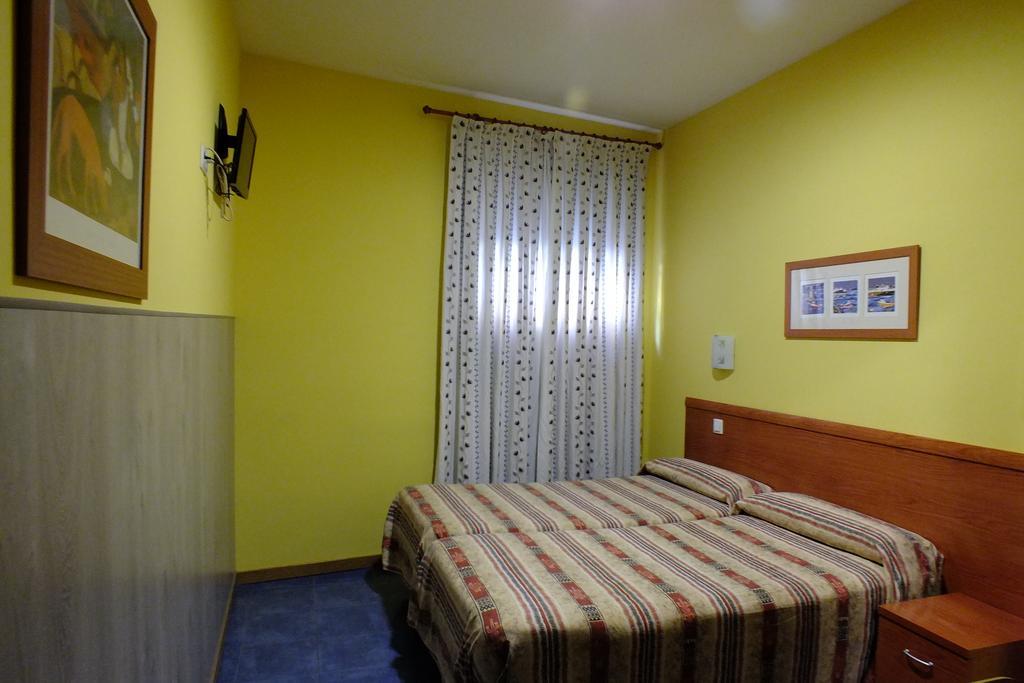 Hostal Los Claveles Torrejón de Ardoz Extérieur photo