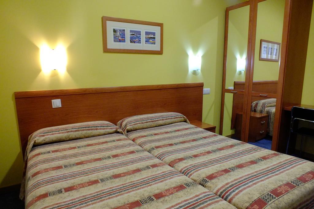 Hostal Los Claveles Torrejón de Ardoz Extérieur photo