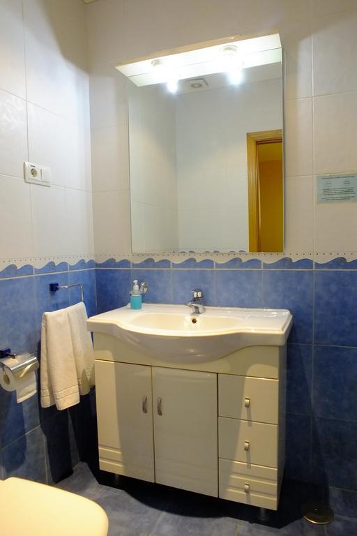 Hostal Los Claveles Torrejón de Ardoz Extérieur photo