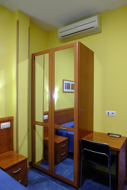 Hostal Los Claveles Torrejón de Ardoz Extérieur photo