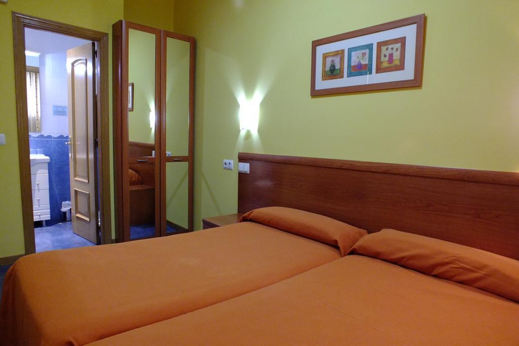 Hostal Los Claveles Torrejón de Ardoz Extérieur photo