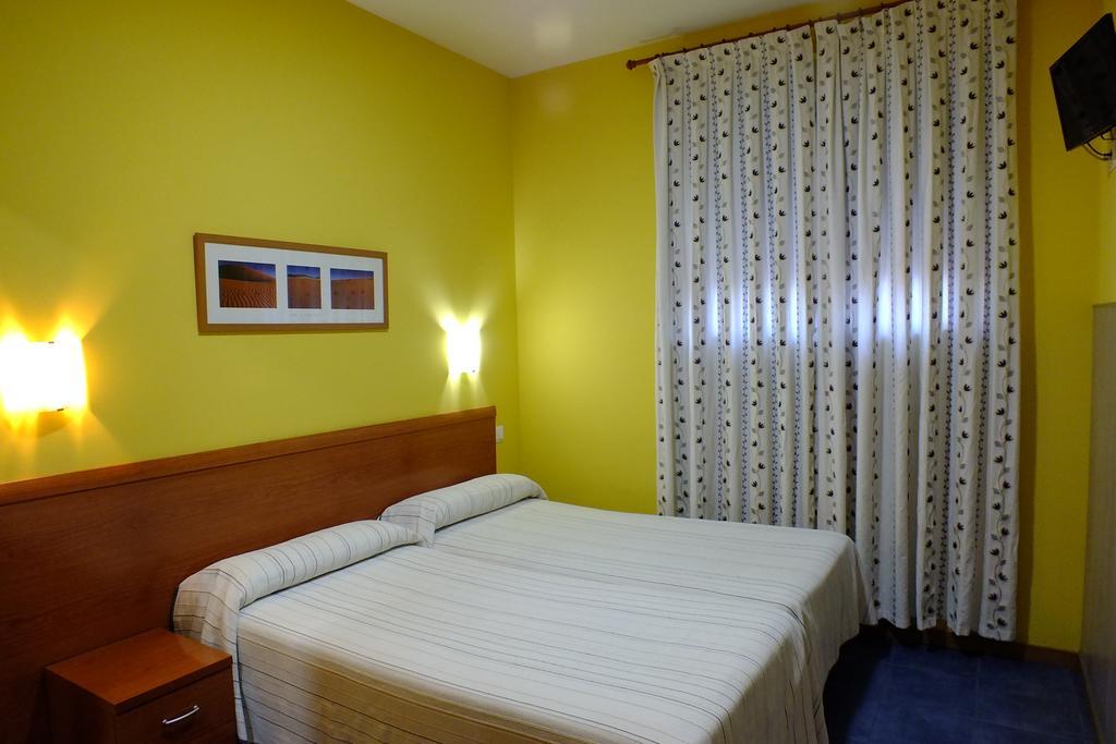 Hostal Los Claveles Torrejón de Ardoz Extérieur photo