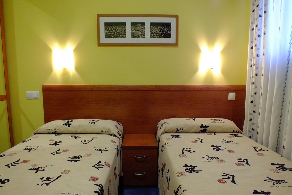 Hostal Los Claveles Torrejón de Ardoz Extérieur photo
