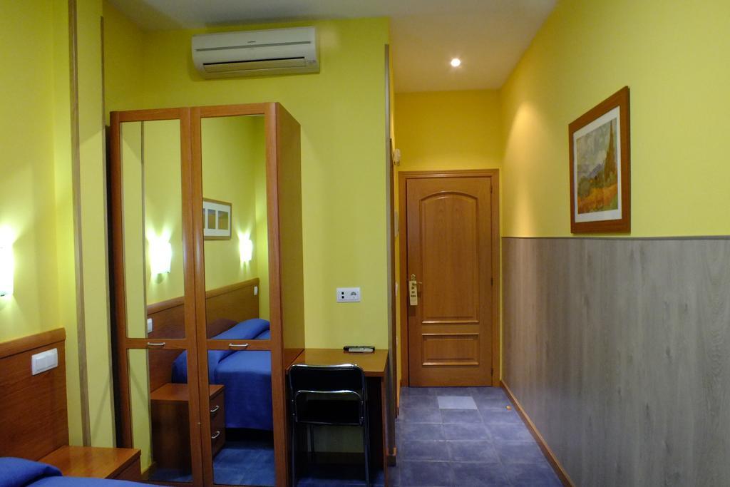 Hostal Los Claveles Torrejón de Ardoz Extérieur photo
